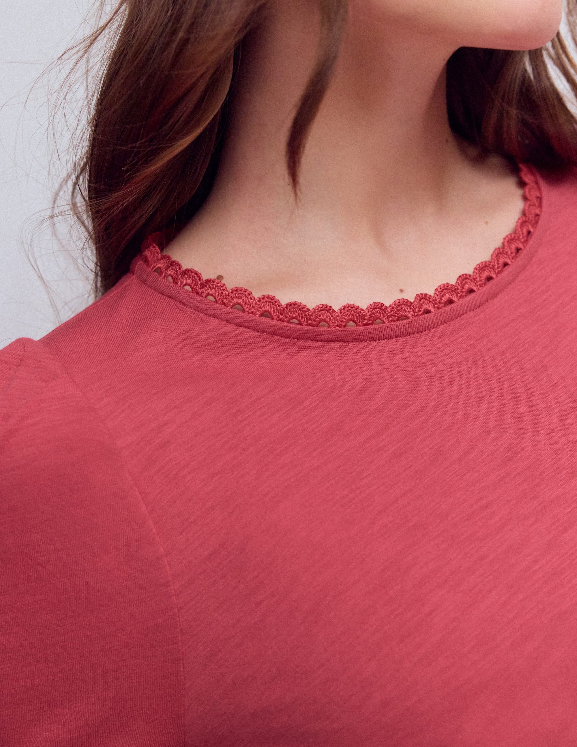 Ali Trim T-shirt-Hollyberry - Image 2