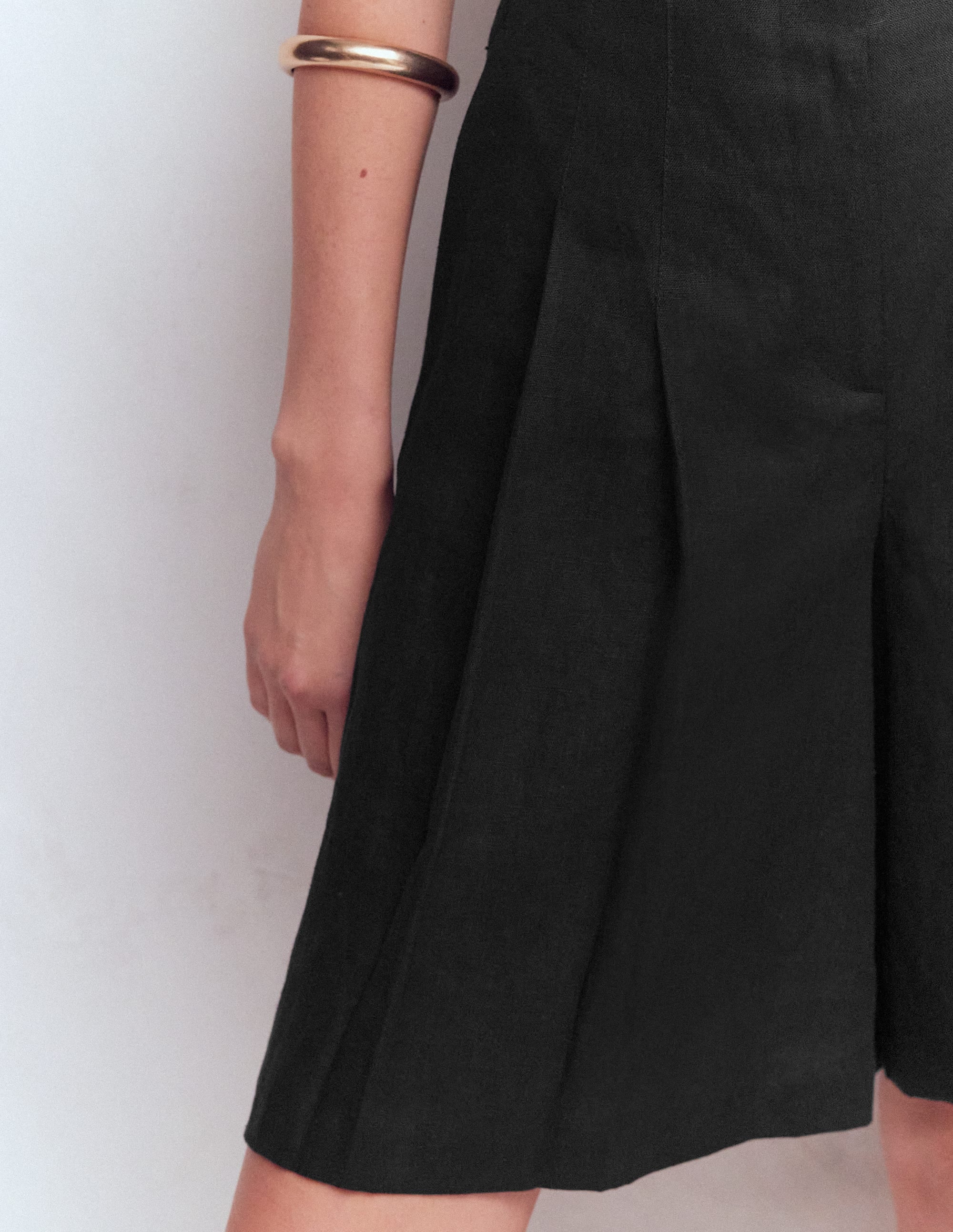 Highbury Pleated Linen Shorts-Black - Image 2